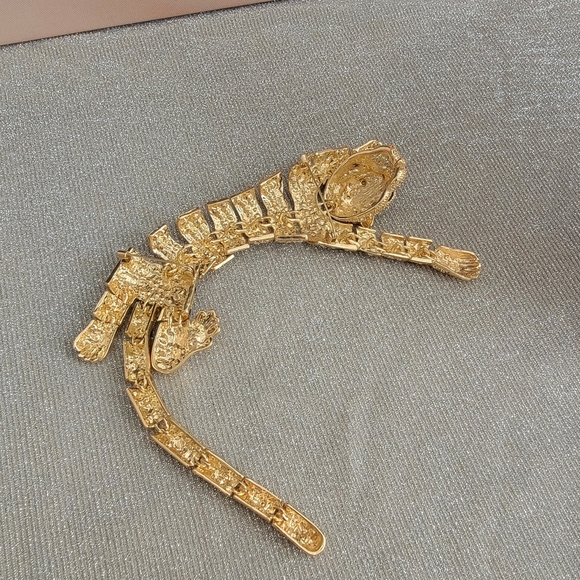 Stunning Gold and Black Tiger Shoulder Brooch - Picture 2 of 6